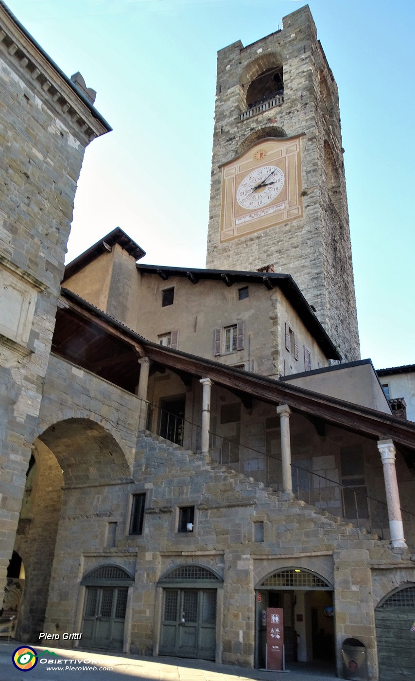 62 Dalla Piazza Vecchia vista sulla Torre Civica che ora vado a salire.JPG -                                